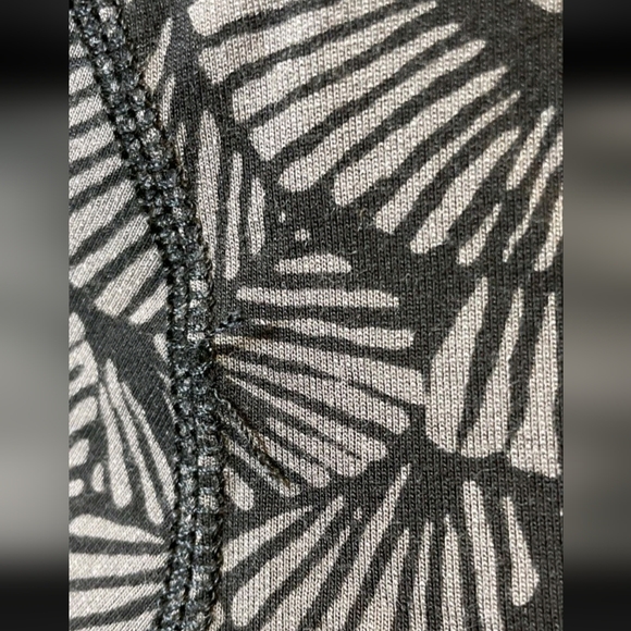 Tommy Bahama Black and Gray Patterned Jacket With RAIDERS full Zip - Picture 8 of 8